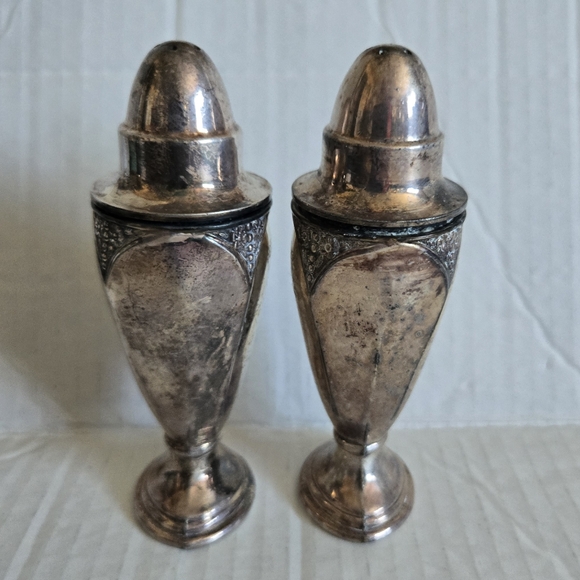 WM. A. Rogers 401 Silver Plated Zing Salt or Pepper Shakers With Screw On Tops - Picture 4 of 8
